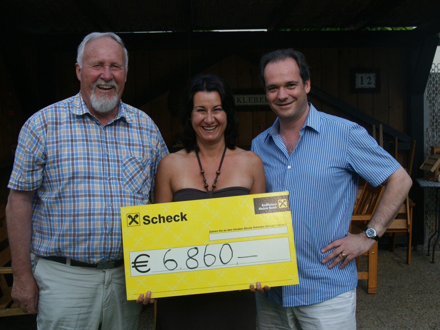 Hans Kleber überreichte an Geben für Leben Obfrau Susanne Marosch knapp 7000 Euro. Hans Kleber überreichte an Geben für Leben Obfrau Susanne Marosch knapp 7000 Euro.