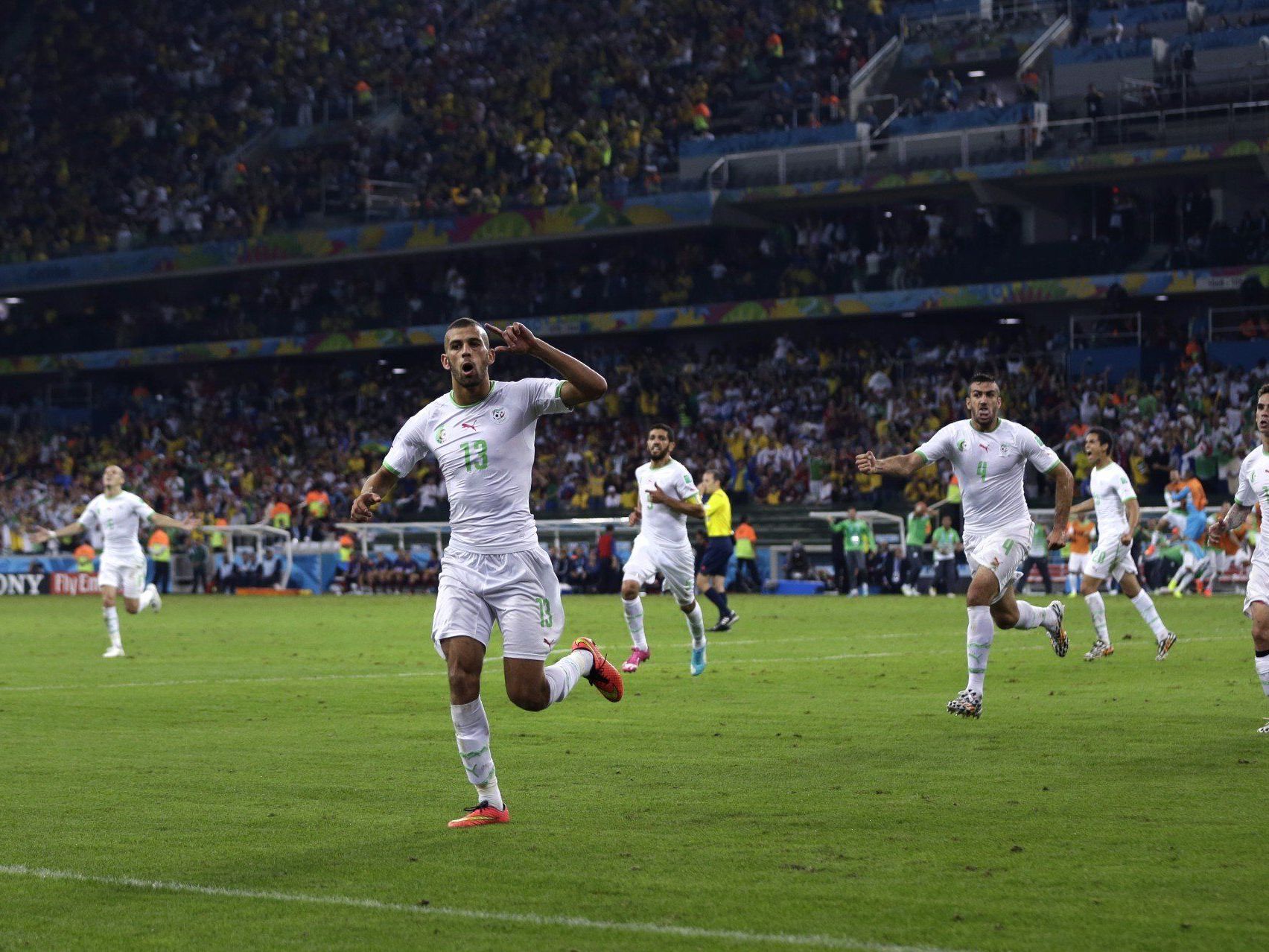Algerien bejubelt den Einzug ins Achtelfinale. Algerien bejubelt den Einzug ins Achtelfinale.