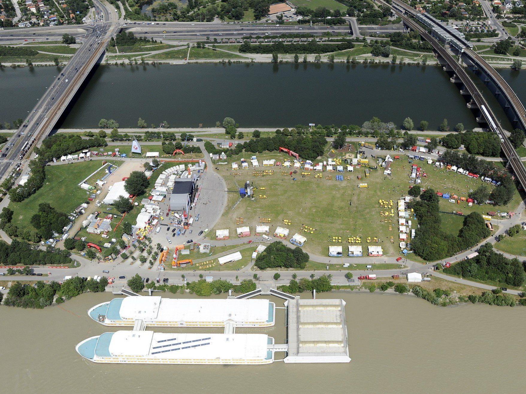 Falschparker werden beim Donauinselfest 2014 abgeschleppt.
