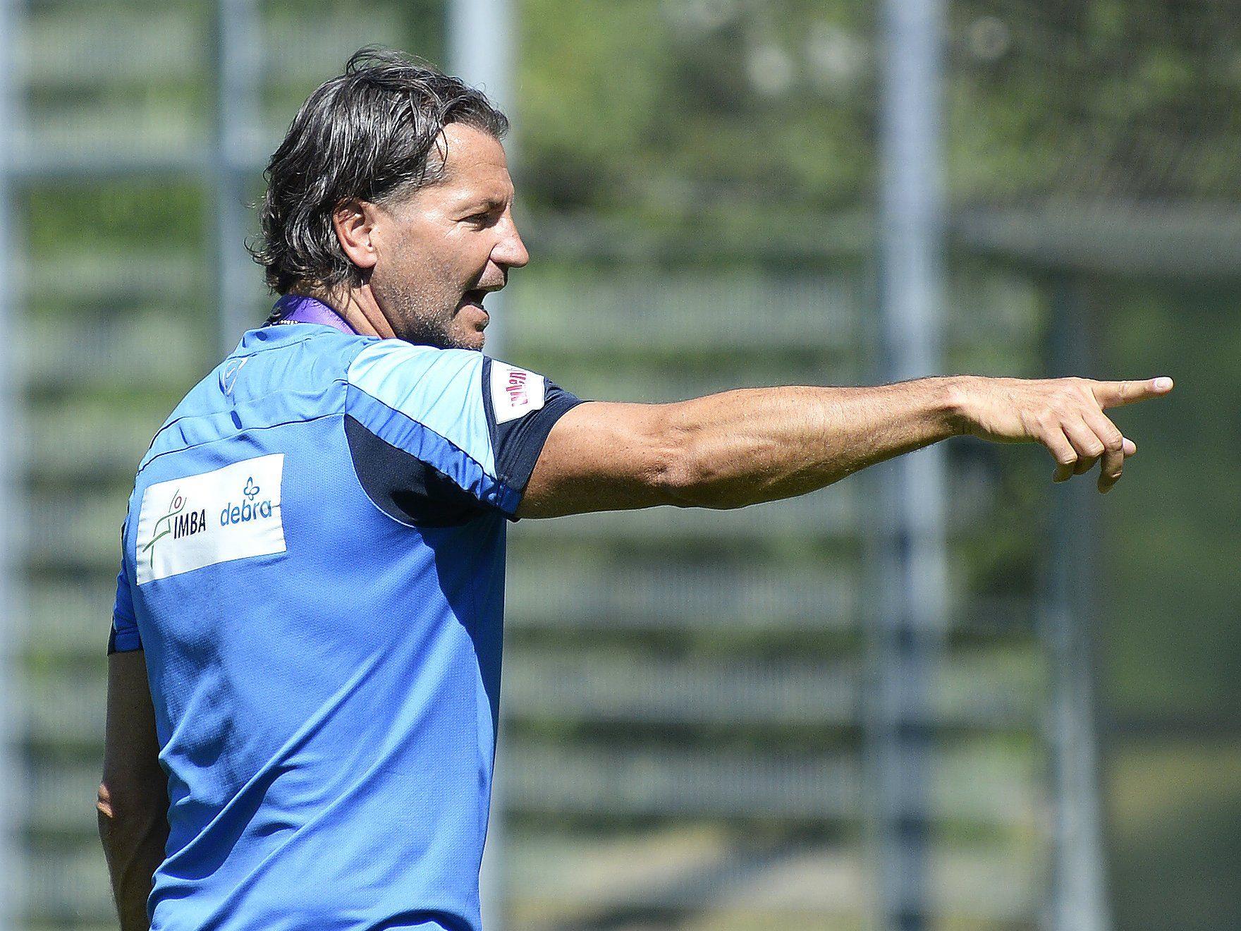 Austria-Trainer Baumgartner prüft den möglichen Neuzugang Gino Van Kessel im Trainingslager.