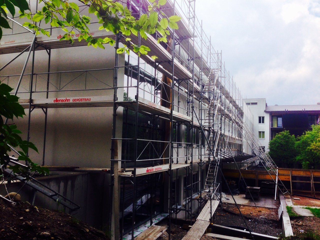 Die Außenfassade des Neubaus weist noch etliche Arbeitsschritte auf. Die Außenfassade des Neubaus weist noch etliche Arbeitsschritte auf.