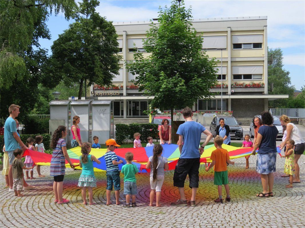 Viel Geschicklichkeit war gefragt beim diesmaligen Spielemobil im Frastanzer Gemeindepark Viel Geschicklichkeit war gefragt beim diesmaligen Spielemobil im Frastanzer Gemeindepark