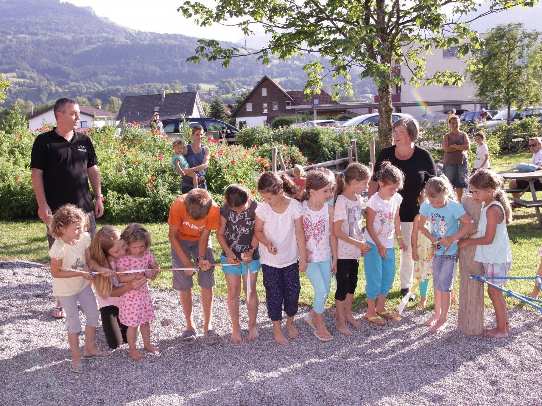 Spielplatzeröffnung Sonnenheim: Kinder durschneiden das Eröffnungsband mit Vizebgm. Ilse Mock. Spielplatzeröffnung Sonnenheim: Kinder durschneiden das Eröffnungsband mit Vizebgm. Ilse Mock.