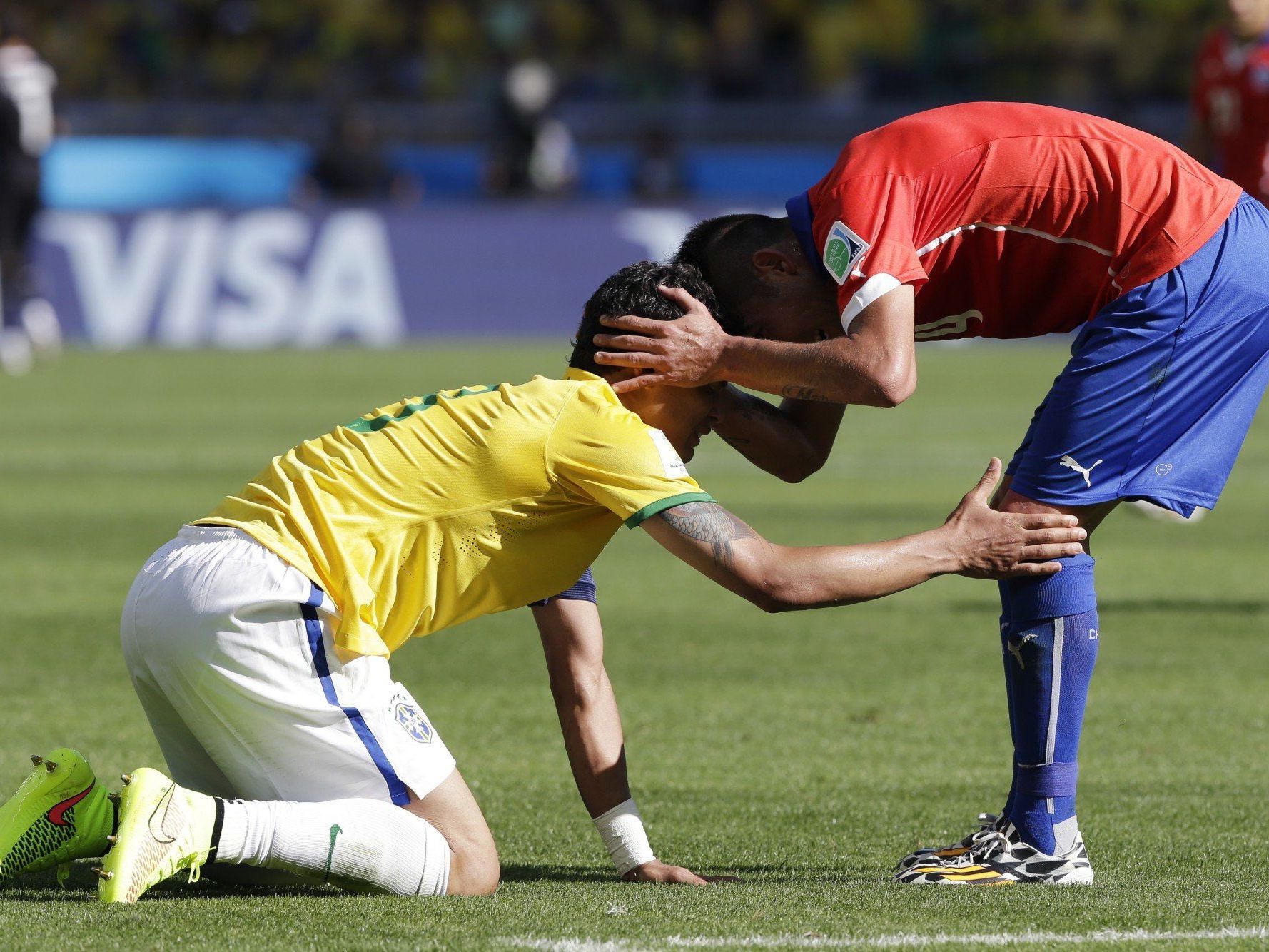 Brasilien-Sprecher soll Chile-Stürmer Pinilla geschlagen haben. Brasilien-Sprecher soll Chile-Stürmer Pinilla geschlagen haben.