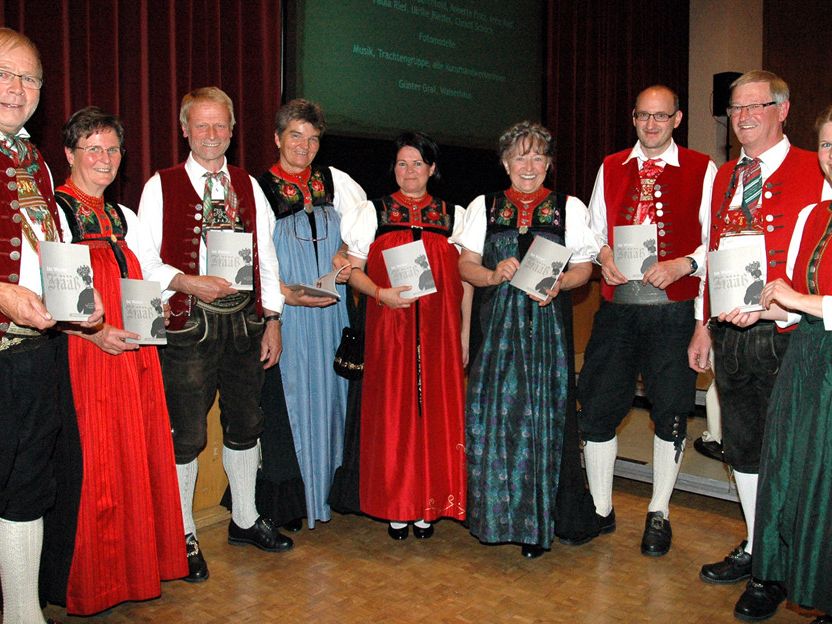 Brüügeaner und Trachtenfachfrauen bei der Buchvorstellung. Brüügeaner und Trachtenfachfrauen bei der Buchvorstellung.