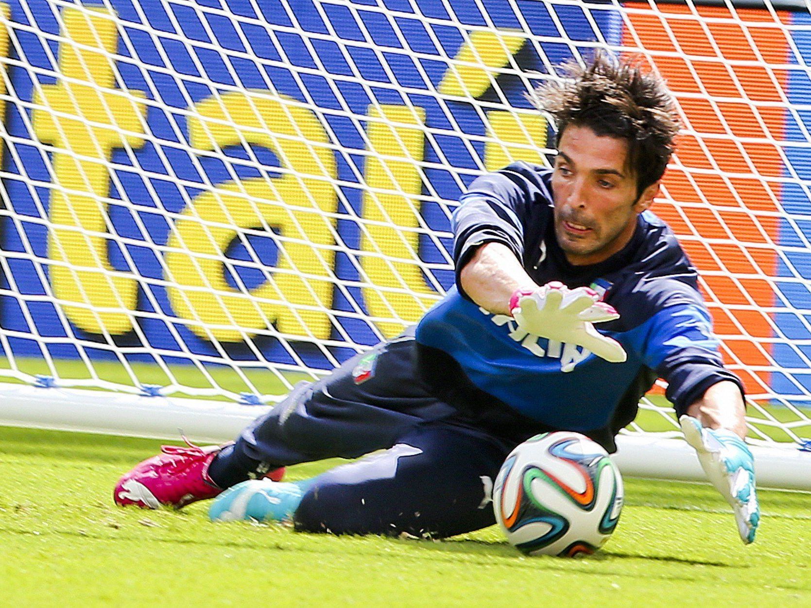 Italien hofft auf einen Einsatz von Star-Torhüter Buffon schon gegen Costa Rica. Italien hofft auf einen Einsatz von Star-Torhüter Buffon schon gegen Costa Rica.