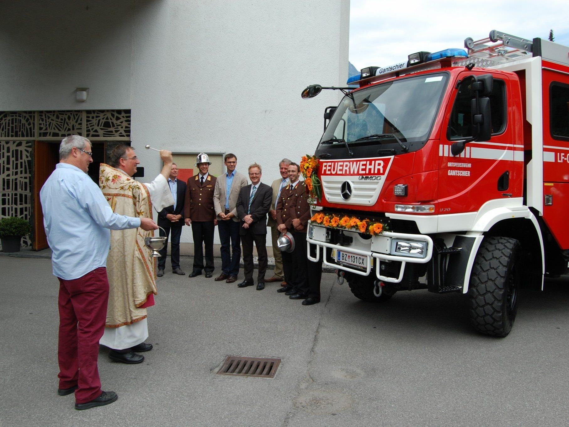 Pfarrer Hans Tinkhauser segnete das neue Löschfahrzeug der Feuerwehr Gantschier.