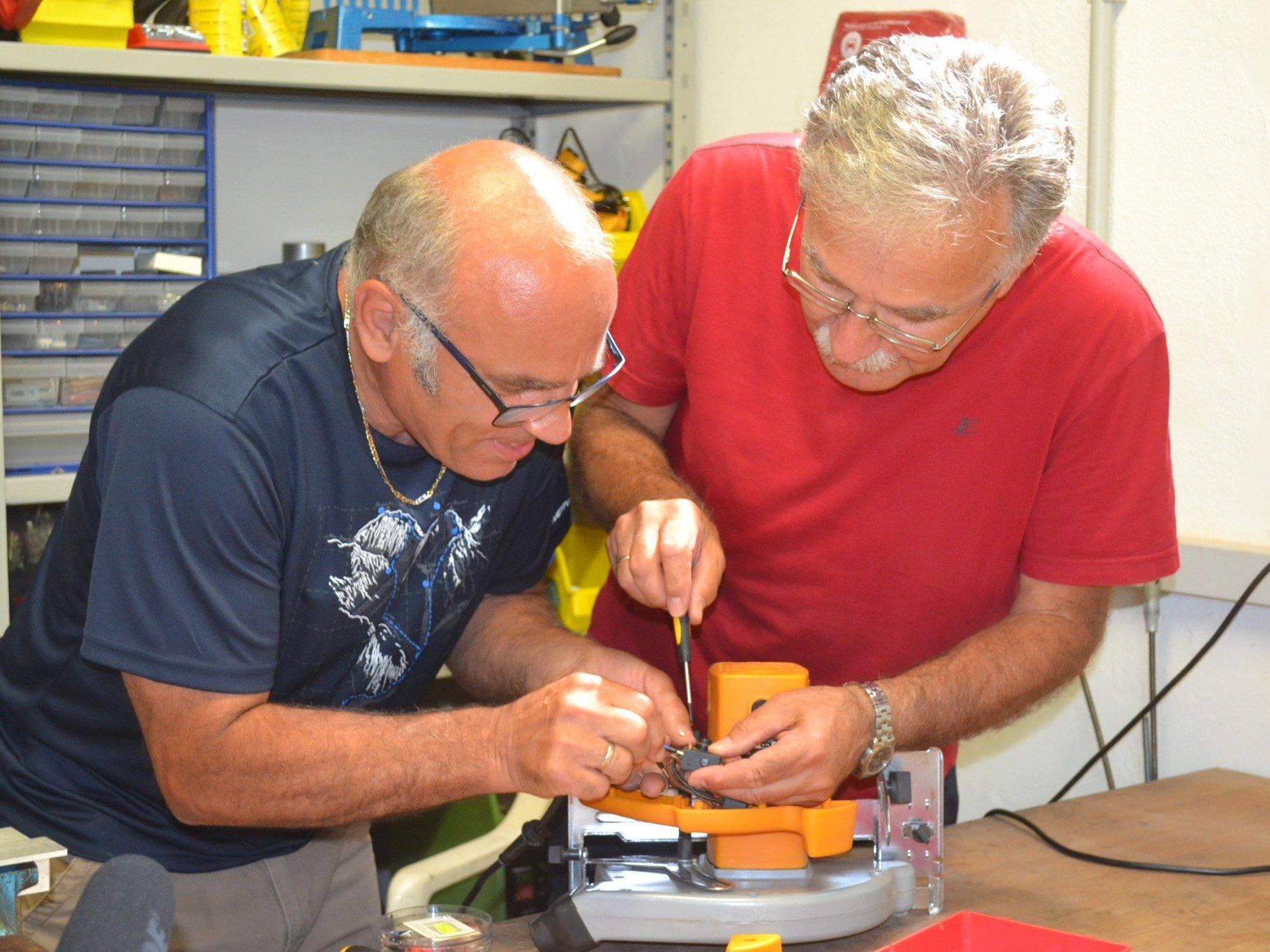 Hilfe zur Selbsthilfe gibt´s im Repair-Café. Hilfe zur Selbsthilfe gibt´s im Repair-Café.