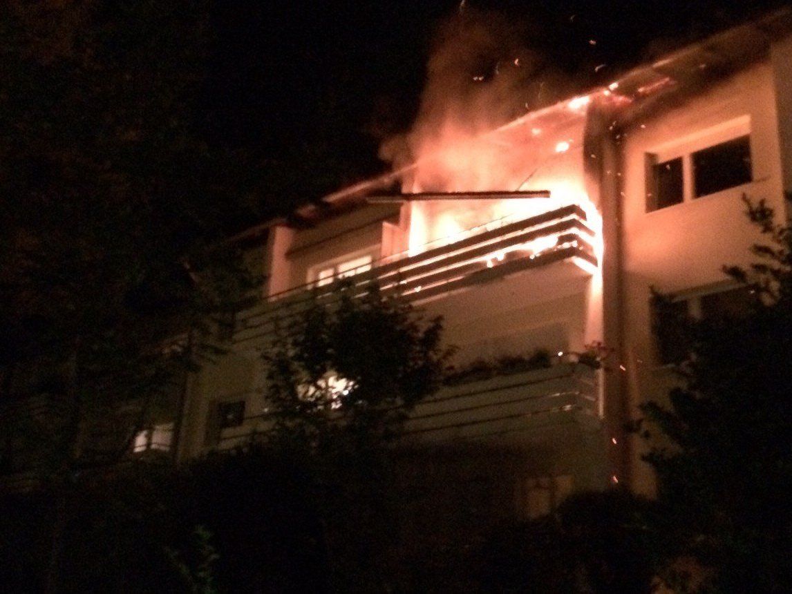 Nach einem Unfall mit einem Ethanolofen stand ein Balkon in Wien-Hernals in Flammen. Nach einem Unfall mit einem Ethanolofen stand ein Balkon in Wien-Hernals in Flammen.