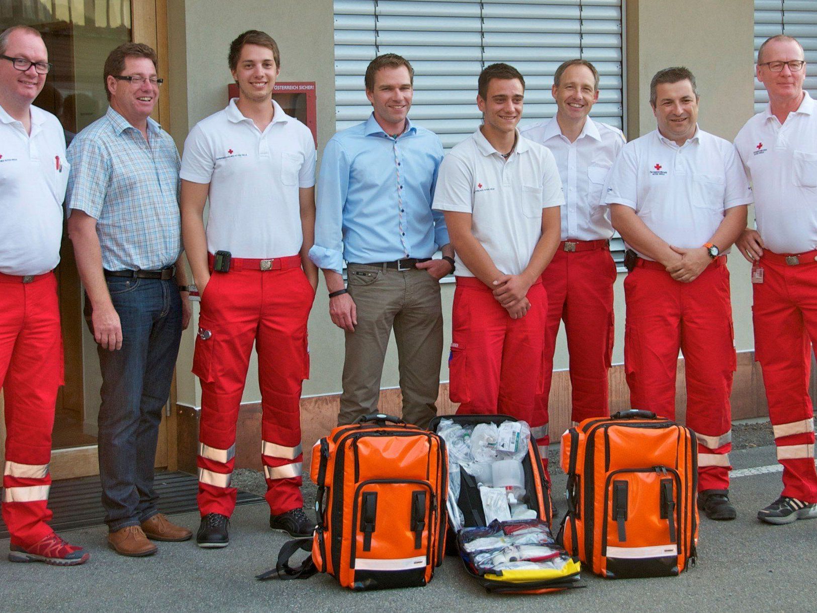 Die Übergabe der Rucksäcke in Übersaxen – am Foto v.li.: Dienststellenleiter Paul Kräutler, Bürgermeister Rainer Duelli, First-Responder Sebastian Duelli, First Responder Wolfgang Rigo, First-Responder Dominik Scherrer, Kommandant-Stellvertreter Guntram Grabher-Meyer, RFL-Stellvertreter Adi Rohrer, Kommandant Gerhard Kräutler. Die Übergabe der Rucksäcke in Übersaxen – am Foto v.li.: Dienststellenleiter Paul Kräutler, Bürgermeister Rainer Duelli, First-Responder Sebastian Duelli, First Responder Wolfgang Rigo, First-Responder Dominik Scherrer, Kommandant-Stellvertreter Guntram Grabher-Meyer, RFL-Stellvertreter Adi Rohrer, Kommandant Gerhard Kräutler.