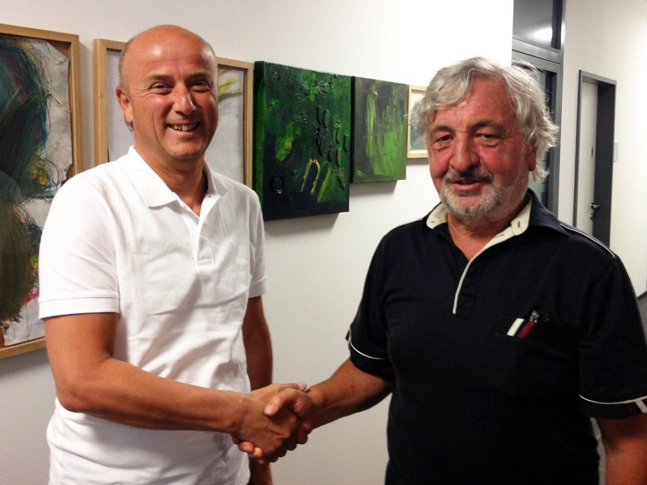 Lebenshilfe-Vizepräsident Paul Margreitter (rechts) gratuliert Raimund Frick zu seiner Rückkehr als Obmann der Lebenshilfe Batschuns/Vorderland. Lebenshilfe-Vizepräsident Paul Margreitter (rechts) gratuliert Raimund Frick zu seiner Rückkehr als Obmann der Lebenshilfe Batschuns/Vorderland.
