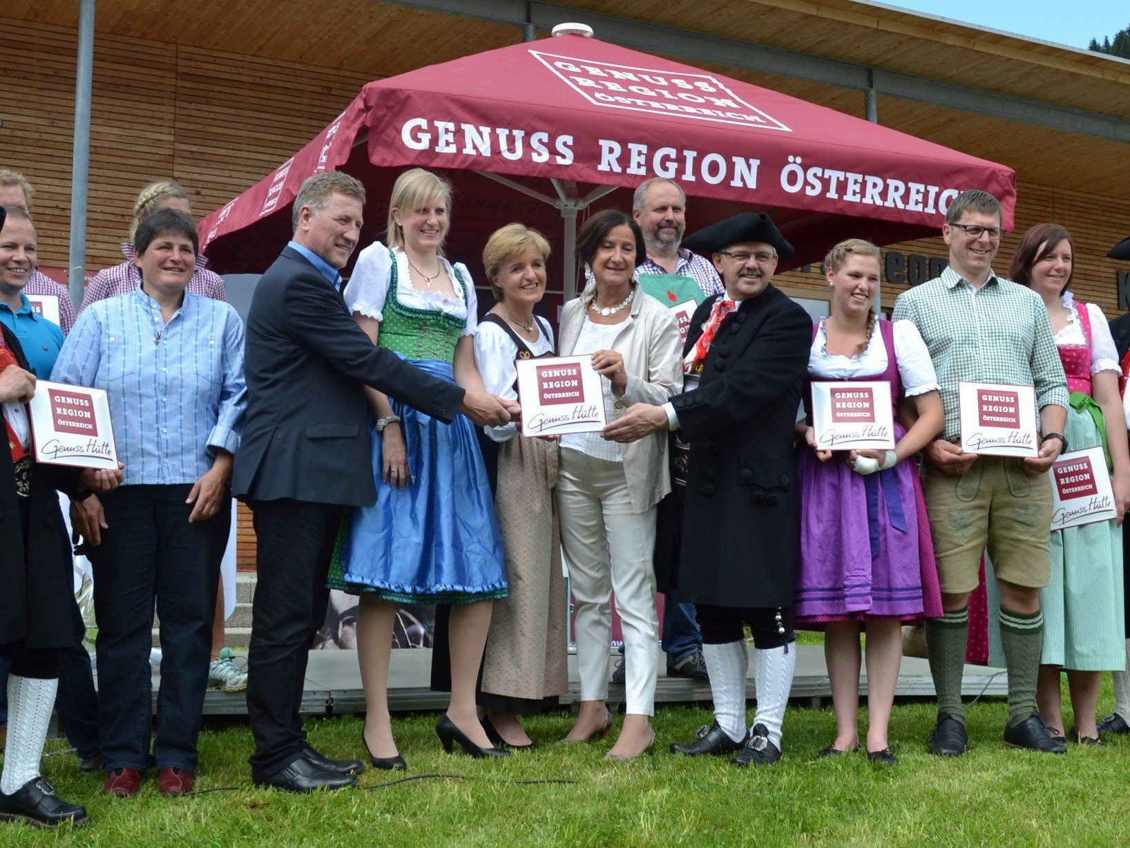 Geehrte und Ehrengäste bei der Eröffnung der "Walser Genusstage". Geehrte und Ehrengäste bei der Eröffnung der "Walser Genusstage".