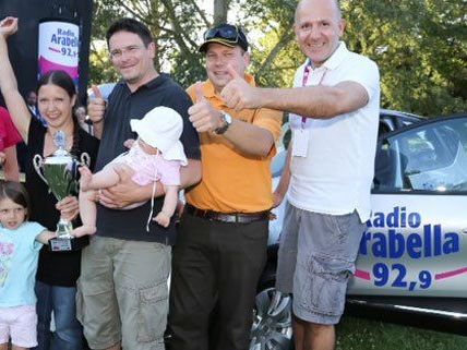 Radio Arabella Verkaufsleiterin Beate Österreicher, Gewinnerin Nicole mit Familie, Renault Marketingleiter Christian Spreitzhofer, Radio Arabella Geschäftsführer Wolfgang Struber Radio Arabella Verkaufsleiterin Beate Österreicher, Gewinnerin Nicole mit Familie, Renault Marketingleiter Christian Spreitzhofer, Radio Arabella Geschäftsführer Wolfgang Struber