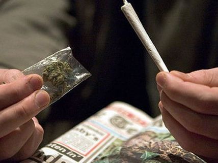 Zwei junge Burschen rauchten auf offener Straße Marihuana Zwei junge Burschen rauchten auf offener Straße Marihuana