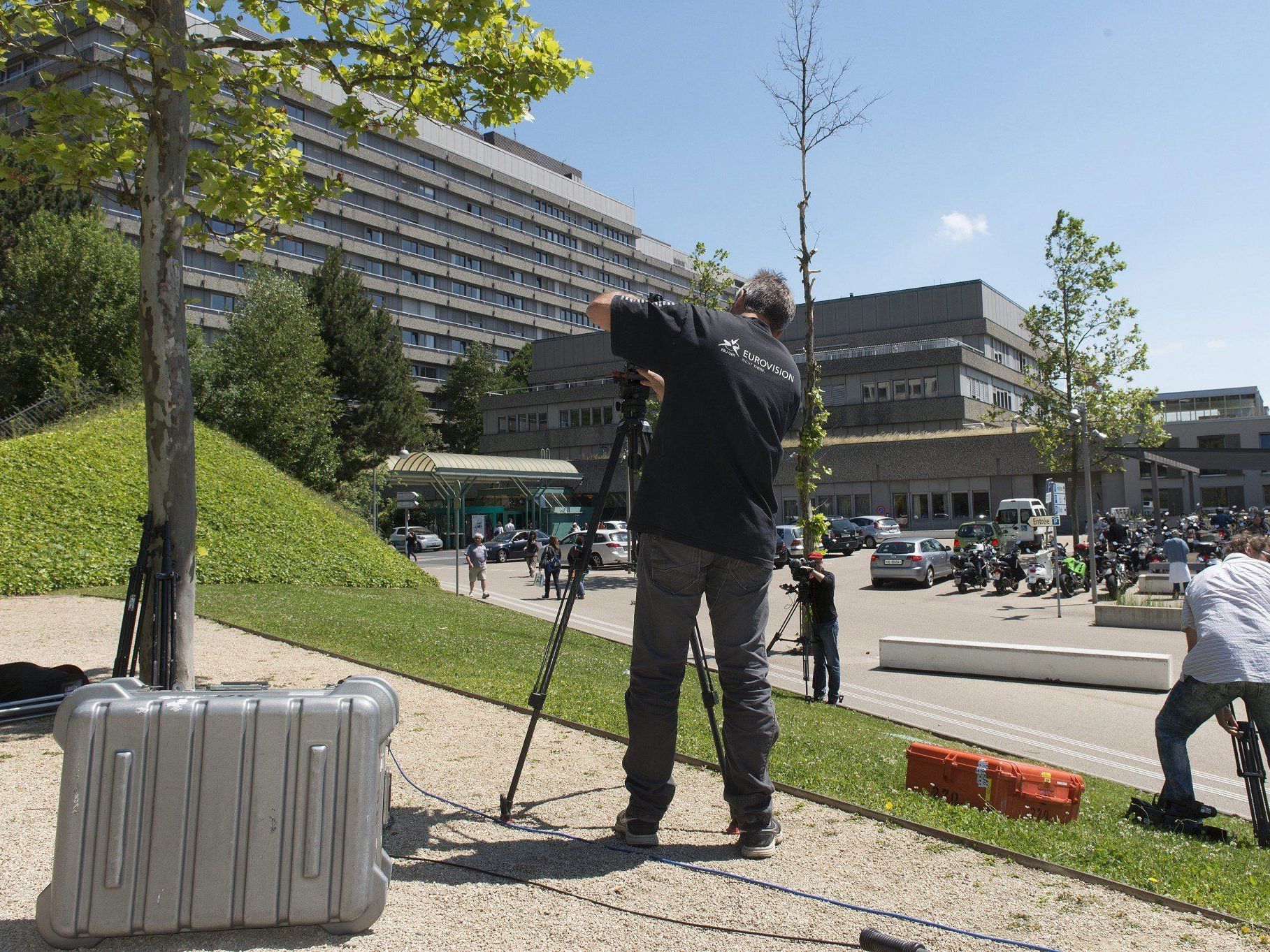 Medienansturm auf Klinik in Lausanne trotz Nachrichtensperre zum Zustand des Rekordweltmeisters. Medienansturm auf Klinik in Lausanne trotz Nachrichtensperre zum Zustand des Rekordweltmeisters.