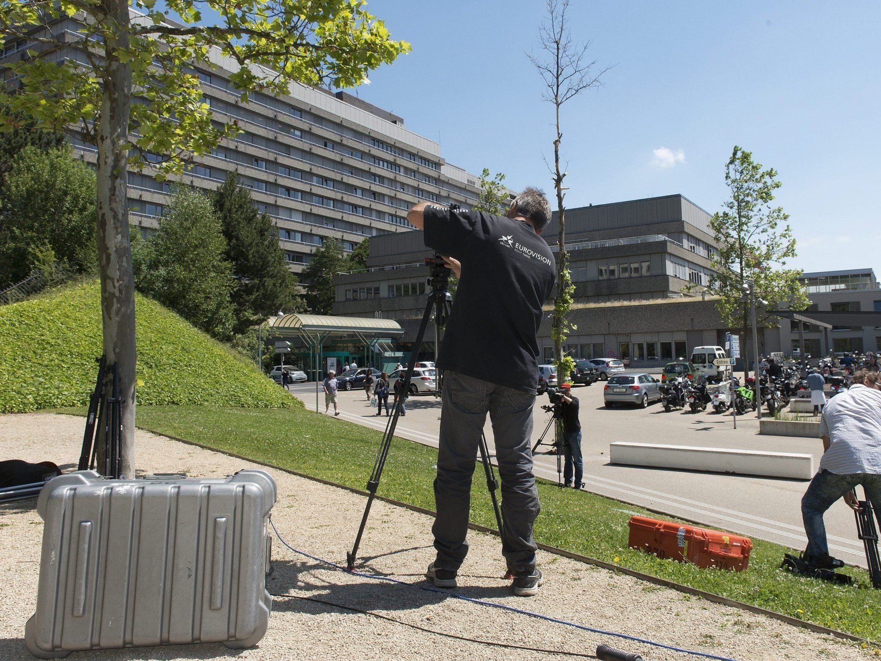 Medienansturm auf Klinik in Lausanne trotz Nachrichtensperre zum Zustand des Rekordweltmeisters.