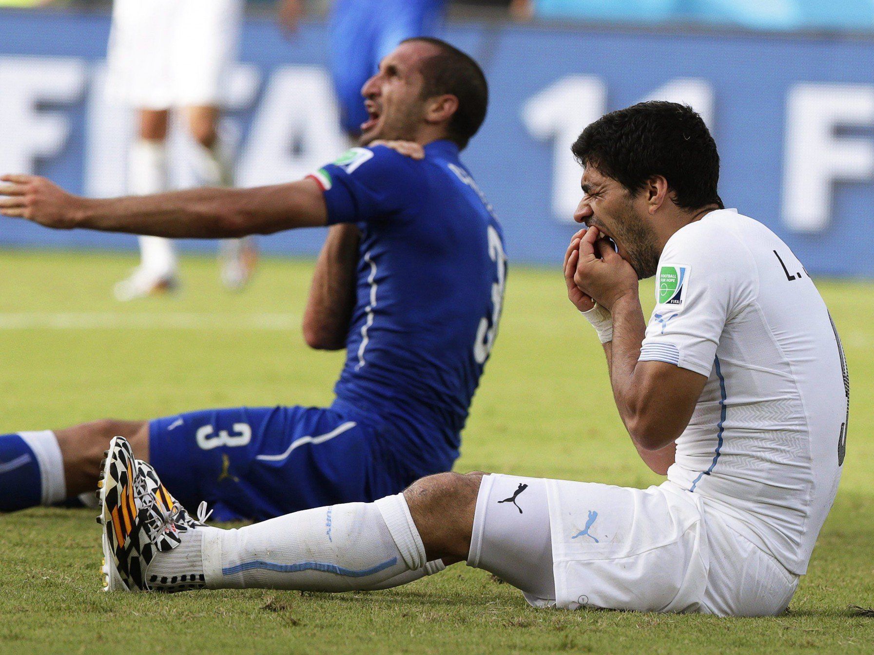 Spott und Hohn: Biss Luis Suarez erneut zu? Spott und Hohn: Biss Luis Suarez erneut zu?