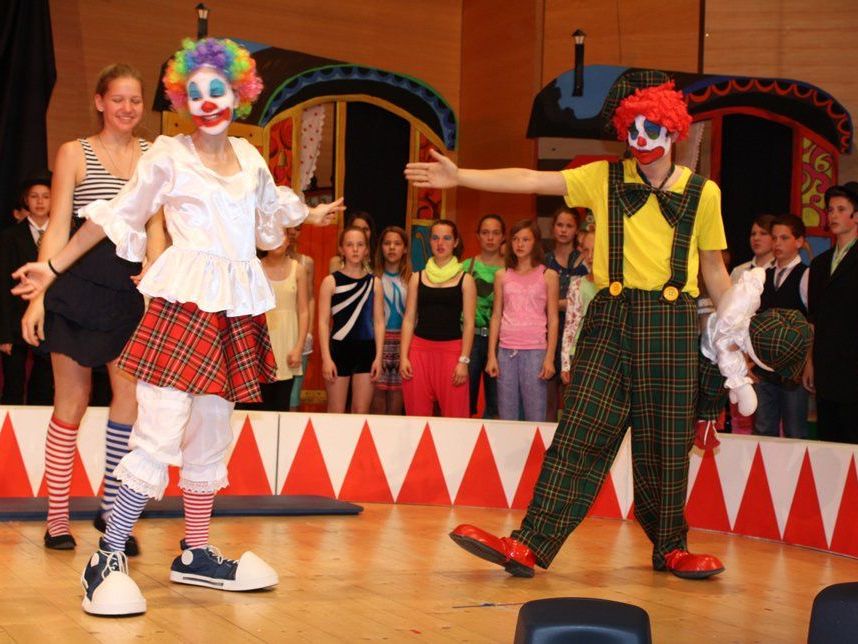 Die Lingenauer Musikhauptschüler zauberten eine bunte Zirkusatmosphäre in den Saal. Die Lingenauer Musikhauptschüler zauberten eine bunte Zirkusatmosphäre in den Saal.