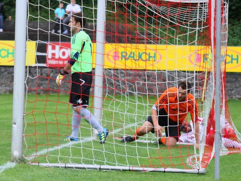 Röthis-Goalie Christian Mendes hält seinen Kasten schon fünf Spiele rein. Röthis-Goalie Christian Mendes hält seinen Kasten schon fünf Spiele rein.