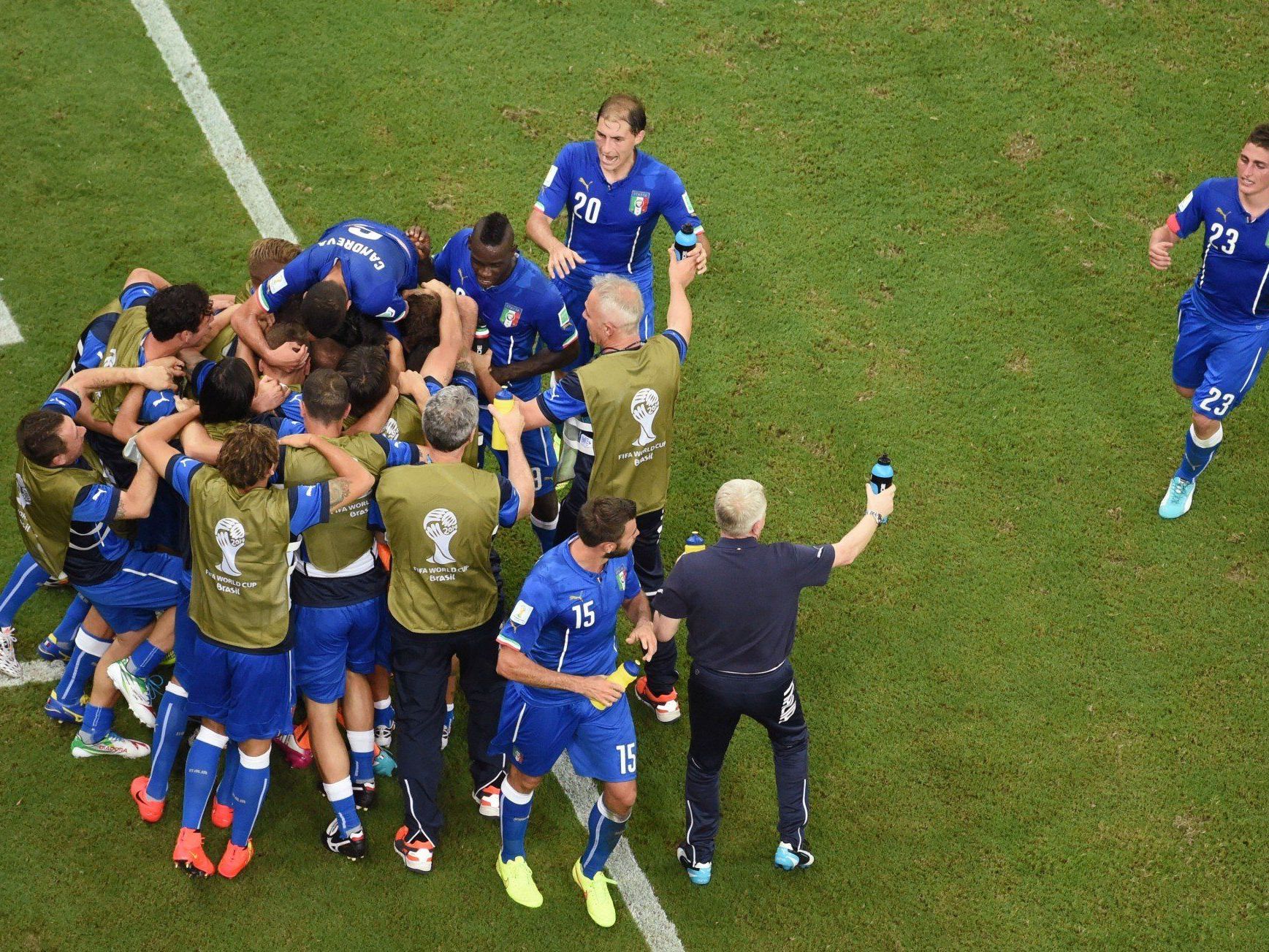 Italien setzt sich im Topspiel des 3. Tages in der Gruppe D gegen England mit 2:1 durch. Italien setzt sich im Topspiel des 3. Tages in der Gruppe D gegen England mit 2:1 durch.