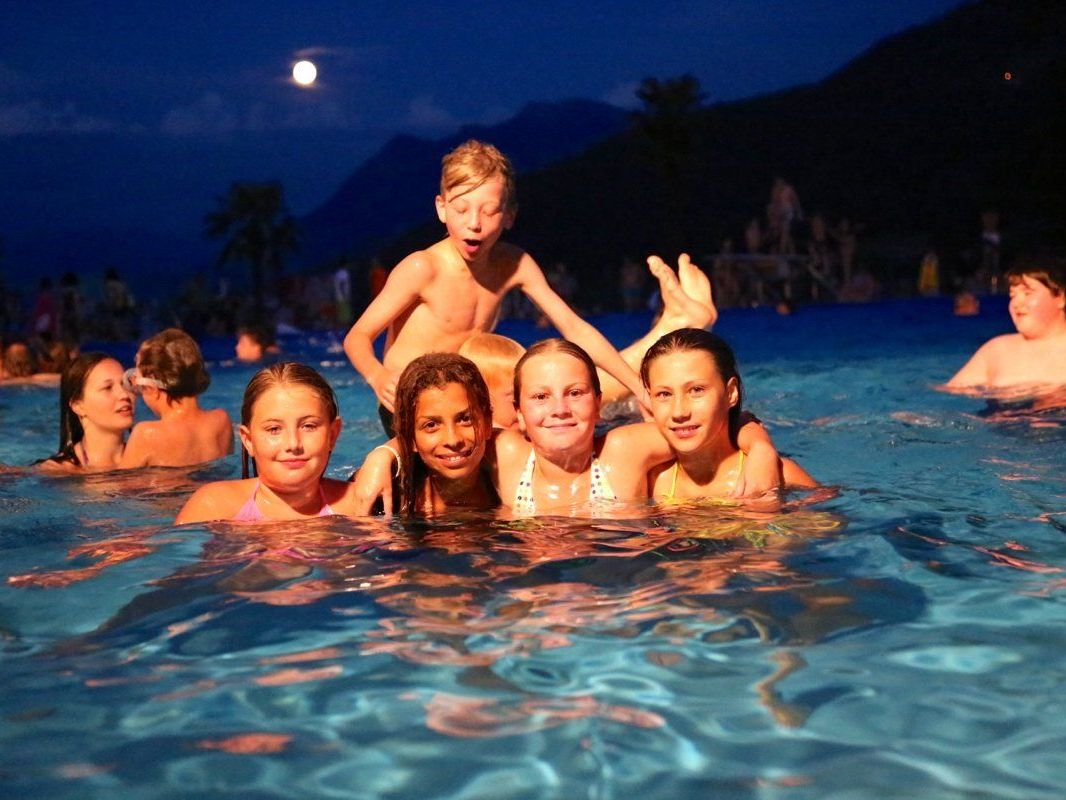 Es ist ein  Schwimmerlebnis der besonderen Art, wenn der Vollmond das älteste Schwimmbad des Landes erleuchtet Es ist ein  Schwimmerlebnis der besonderen Art, wenn der Vollmond das älteste Schwimmbad des Landes erleuchtet
