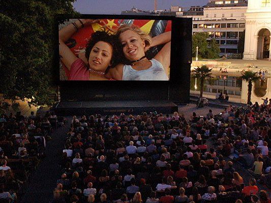 Das Kino unter Sternen am Wiener Karlsplatz ist auch heuer wieder eines der beliebtesten Sommerkinos in Wien Das Kino unter Sternen am Wiener Karlsplatz ist auch heuer wieder eines der beliebtesten Sommerkinos in Wien