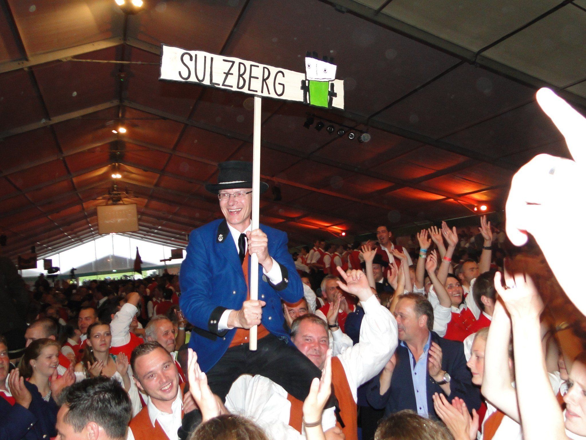 Markus Blank wird nach der Preisverteilung im Langenegger Festzelt auf breiten Vereinsschultern im wahrsten Sinne des Wortes getragen und gefeiert. Markus Blank wird nach der Preisverteilung im Langenegger Festzelt auf breiten Vereinsschultern im wahrsten Sinne des Wortes getragen und gefeiert.