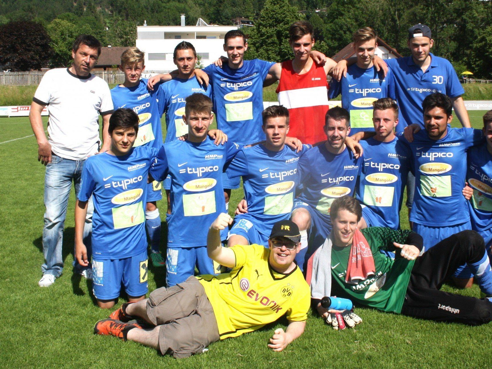 Mannschaft, Trainer, Betreuer und Fans des 1b Teams des SV Typico Lochau feierten den Klassenerhalt in der 3. Landesklasse. Mannschaft, Trainer, Betreuer und Fans des 1b Teams des SV Typico Lochau feierten den Klassenerhalt in der 3. Landesklasse.