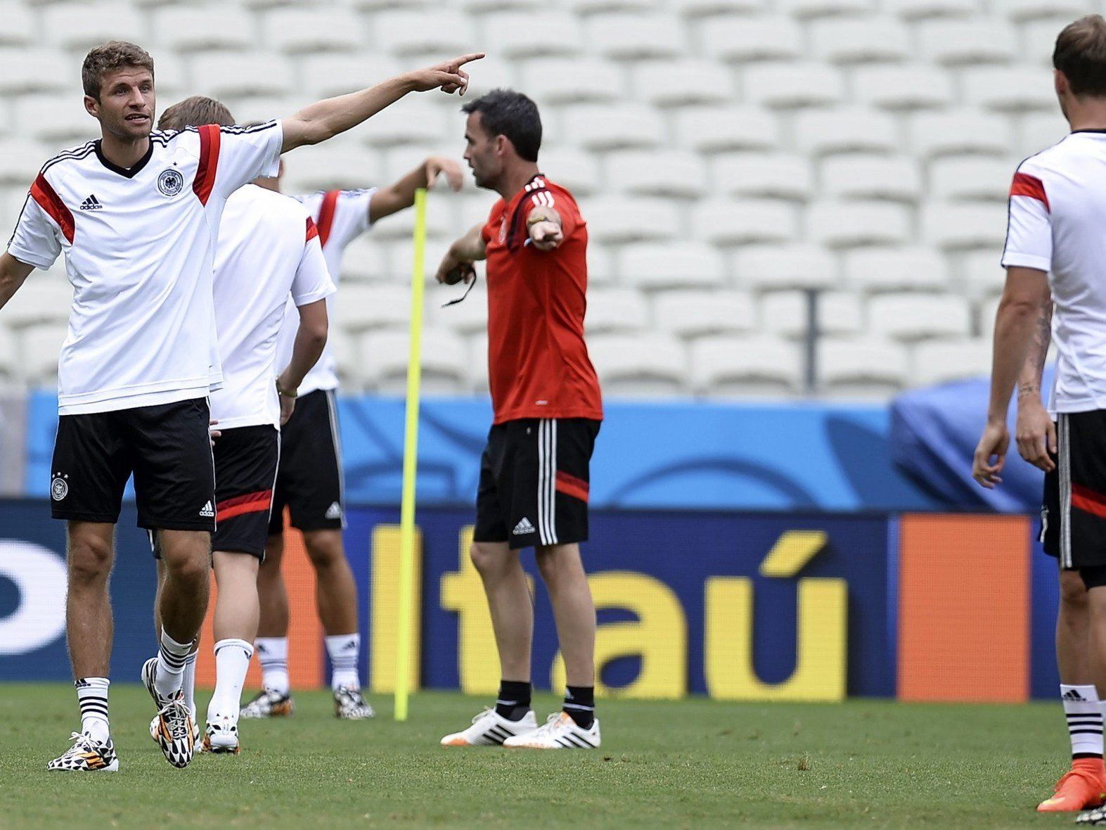 Thomas Müller hat im ersten Spiel bereits dreimal für Deutschland getroffen. Thomas Müller hat im ersten Spiel bereits dreimal für Deutschland getroffen.