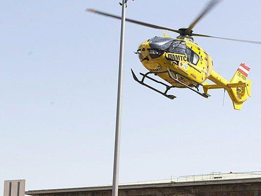 Mit einem Hubschrauber musste der verletzte Lenker ins Spital gebracht werden