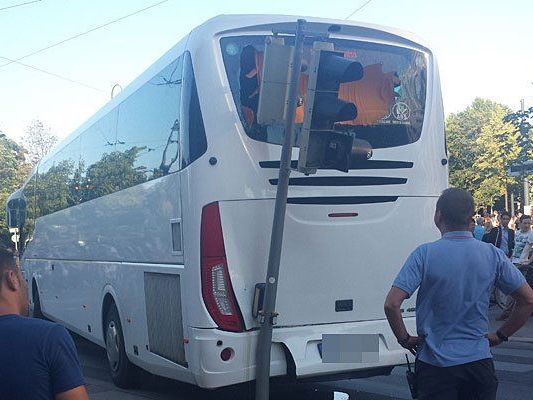 Der Bus krachte am Ring rückwärts in eine Ampel Der Bus krachte am Ring rückwärts in eine Ampel