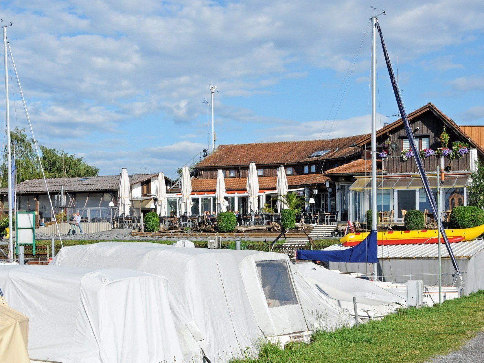 Der Kiosk links neben dem Seerestaurant am Rohrspitz wird durch einen Neubau mit SB-Restaurant ersetzt. Der Kiosk links neben dem Seerestaurant am Rohrspitz wird durch einen Neubau mit SB-Restaurant ersetzt.