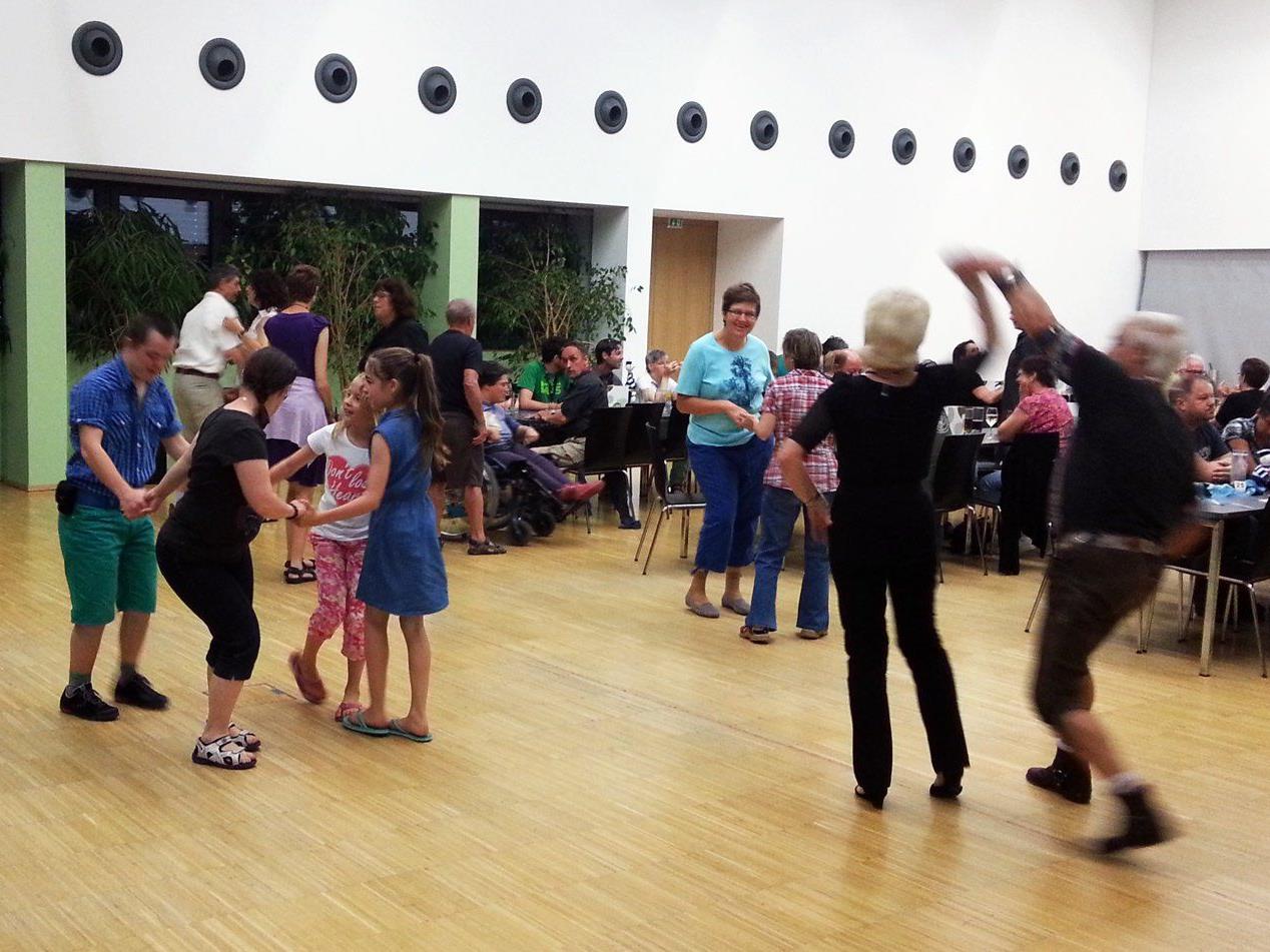 80 Gäste kamen beim Sommerfest in Koblach zusammen, um gemeinsam zu feiern und zu tanzen.