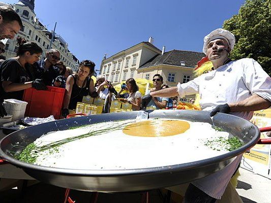 Zubereitung des größten veganen Spiegeleis der Welt bei der Veganmania in Wien Zubereitung des größten veganen Spiegeleis der Welt bei der Veganmania in Wien