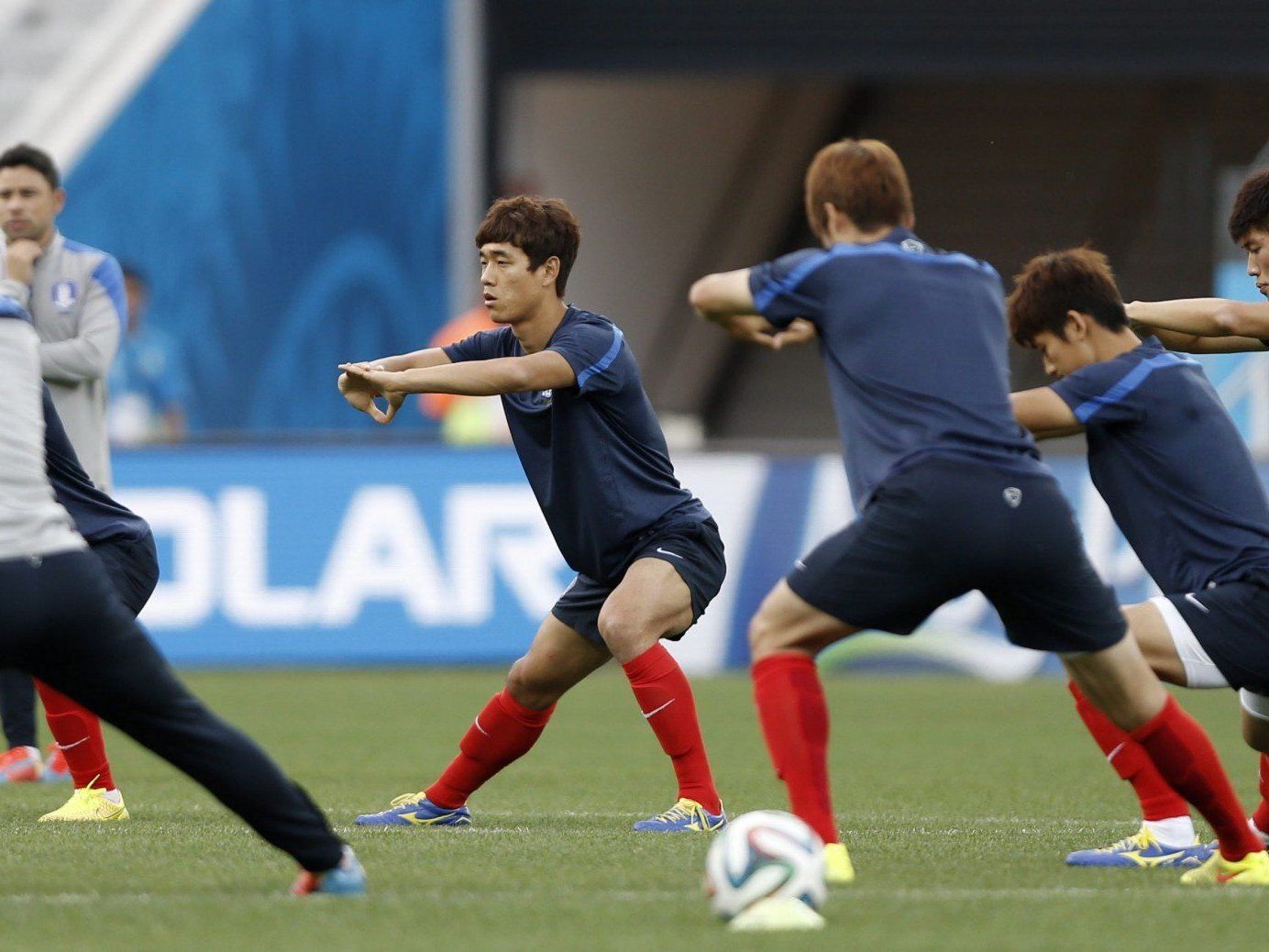 Südkorea braucht einen Sieg und Schützenilfe, also ein kleines Fußball-Wunder, um das Achtelfinale zu erreichen. Südkorea braucht einen Sieg und Schützenilfe, also ein kleines Fußball-Wunder, um das Achtelfinale zu erreichen.