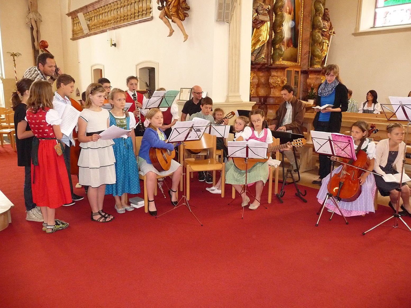 Zu Fronleichnam gestaltete das "Tschaggus´r Chörli" erstmals den Gottesdienst mit. Zu Fronleichnam gestaltete das "Tschaggus´r Chörli" erstmals den Gottesdienst mit.