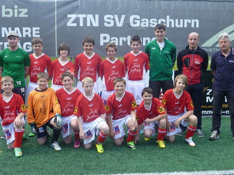Die Die U13 Spielgemeinschaft Hochmontafon mit ihren Trainern sowie Stefan Mangard und Fredi Rudigier (r.) Die Die U13 Spielgemeinschaft Hochmontafon mit ihren Trainern sowie Stefan Mangard und Fredi Rudigier (r.)