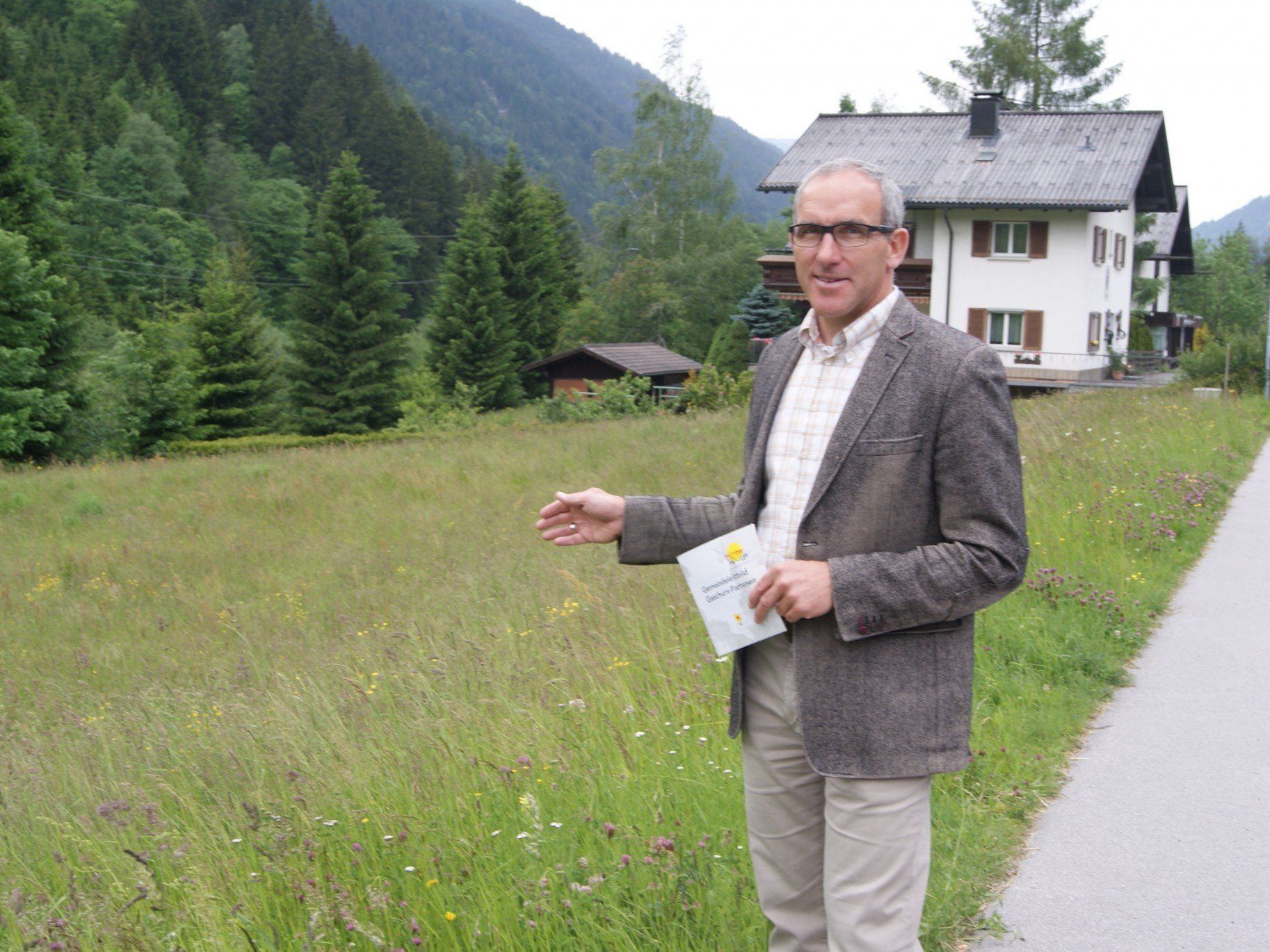 Bürgermeister Martin Netzer vor dem Grundstück, auf dem die neue Wohnanlage errichtet wird. Bürgermeister Martin Netzer vor dem Grundstück, auf dem die neue Wohnanlage errichtet wird.