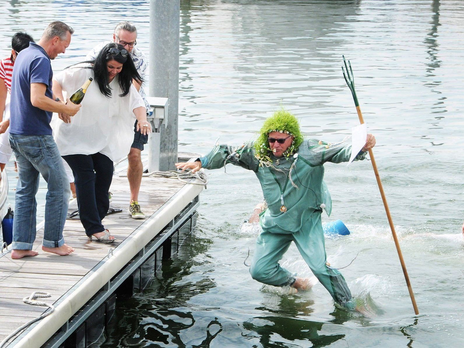 Diesmal ging bei der Bootstaufe bei der Schwedenschanze sogar Neptun selbst baden. Diesmal ging bei der Bootstaufe bei der Schwedenschanze sogar Neptun selbst baden.