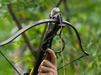 Mit einer Armbrust schoss der Wiener auf deutsche Jugendliche Mit einer Armbrust schoss der Wiener auf deutsche Jugendliche