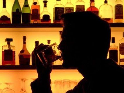 Ein Betrunkener hat am Samstag Polizisten attackiert. Ein Betrunkener hat am Samstag Polizisten attackiert.