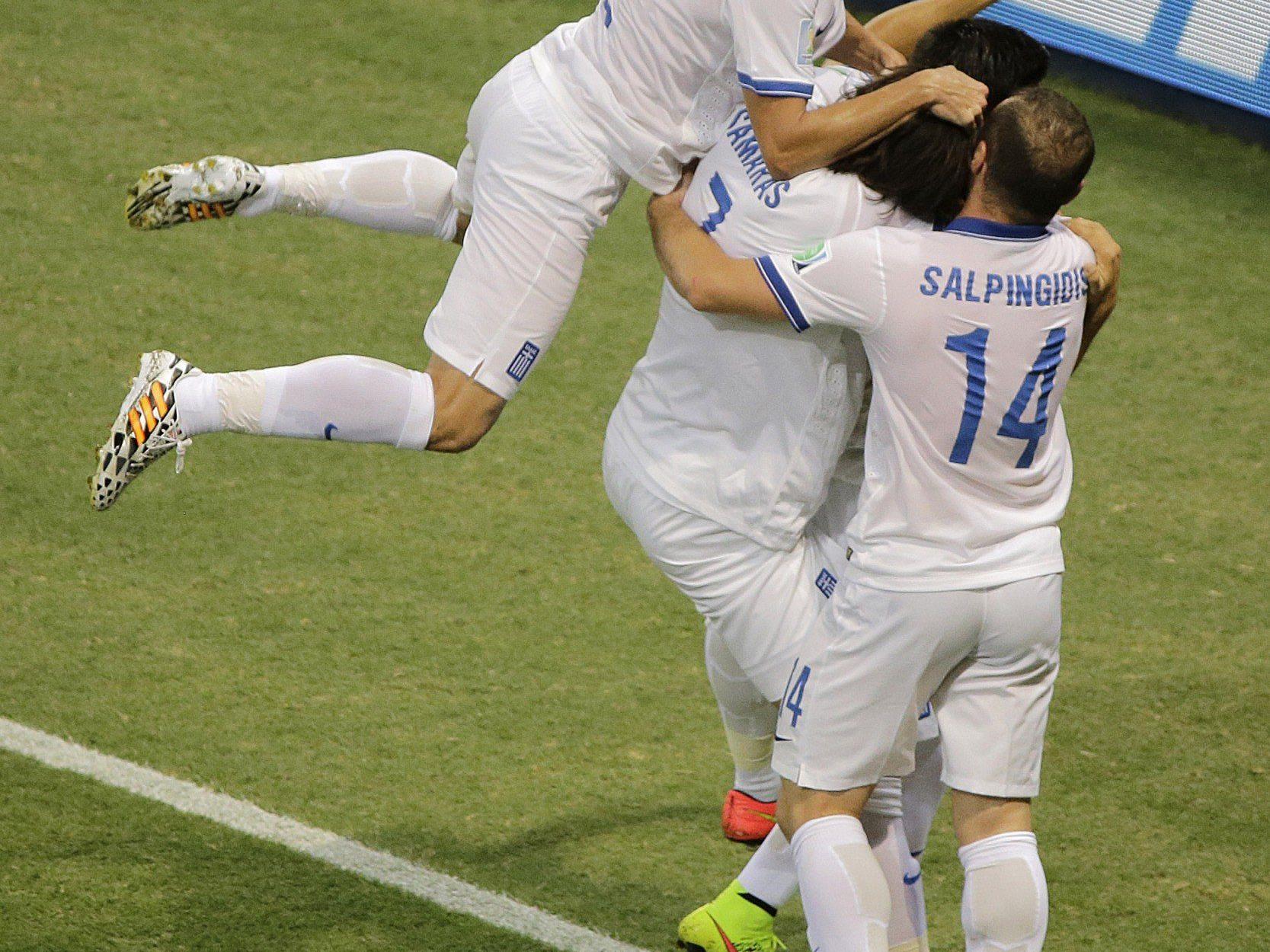 Griechenland feiert den Last-Minute-Sieg gegen Elfenbeinküste.