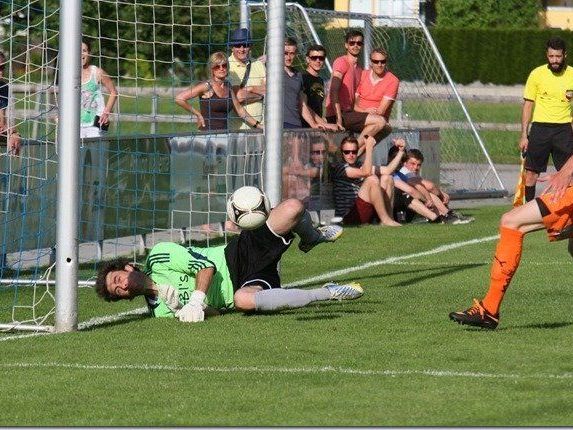 Röthis Goalie Christian Mendes hielt von Bizau Kapitän Dominik Helbock einen Strafstoß und dessen Nachschuss.