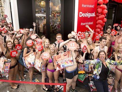 Shopping in Unterwäsche: Sieht man auch nciht alle Tage. Shopping in Unterwäsche: Sieht man auch nciht alle Tage.