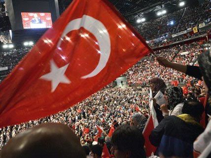 Tausende Anhänger kamen zu Erdogans Auftritt in Köln. Tausende Anhänger kamen zu Erdogans Auftritt in Köln.