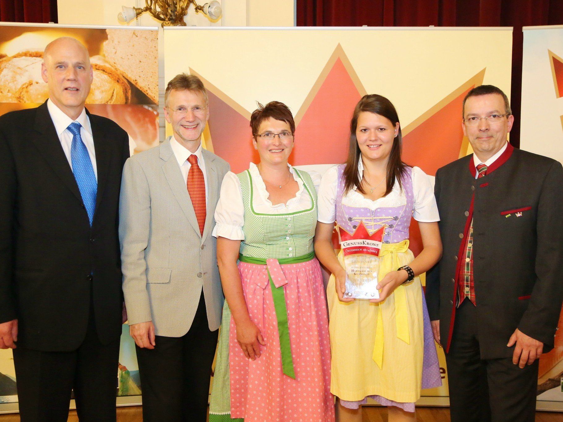 Irmgard und Katrin Kaufmann freuten sich über den Bundessieg in der Unterkategorie "Hartkäse aus Kuhmilch" vlnr: Dr. Michael Blass (GF AMA-Marketing), DI Wendelin Juen (LK Tirol), Irmgard und Katrin Kaufmann, DI Martin Rogenhofer (HBLFA Francisco Josephinum, Wieselburg) Irmgard und Katrin Kaufmann freuten sich über den Bundessieg in der Unterkategorie "Hartkäse aus Kuhmilch" vlnr: Dr. Michael Blass (GF AMA-Marketing), DI Wendelin Juen (LK Tirol), Irmgard und Katrin Kaufmann, DI Martin Rogenhofer (HBLFA Francisco Josephinum, Wieselburg)