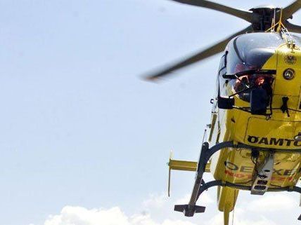 Mit dem Rettungshubschrauber wurde der Jugendliche ins Spital gebracht. Mit dem Rettungshubschrauber wurde der Jugendliche ins Spital gebracht.