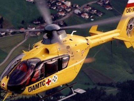 Mit dem Rettungshubschrauber wurde der verletzte Kletterer ins Spital gebracht. Mit dem Rettungshubschrauber wurde der verletzte Kletterer ins Spital gebracht.