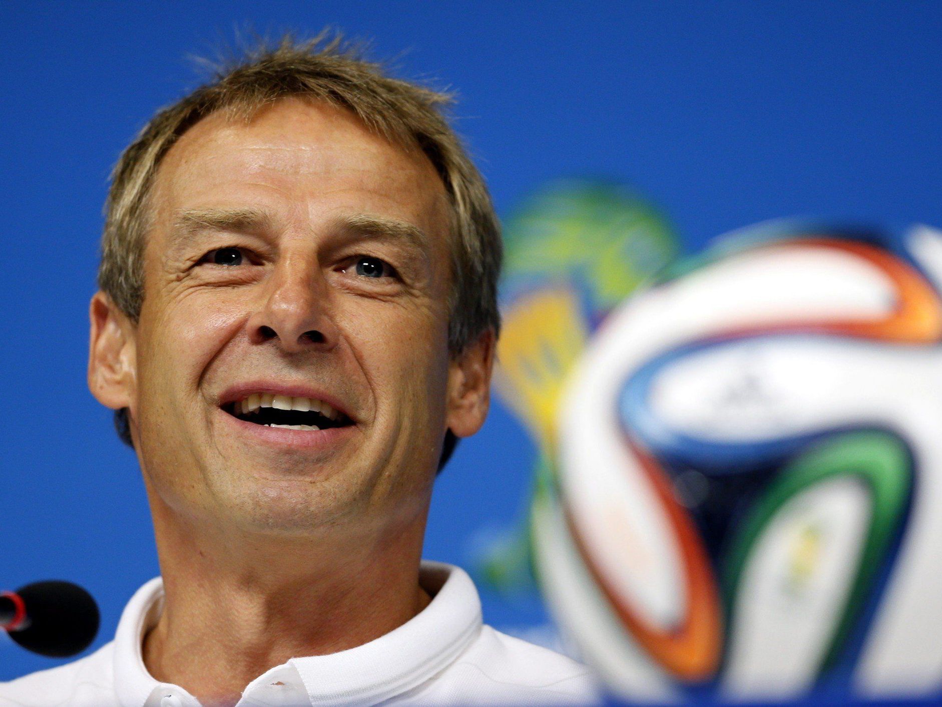 Mit einem Entschuldigungsschreiben für seine Fans macht Jürgen Klinsmann für das wichtige WM-Vorrundenspiel seiner US-Nationalmannschaft mobil. Mit einem Entschuldigungsschreiben für seine Fans macht Jürgen Klinsmann für das wichtige WM-Vorrundenspiel seiner US-Nationalmannschaft mobil.