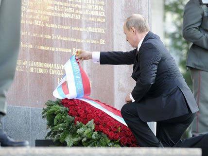 Wladimir Putin bei der Kranzniederlegung am Dienstag.